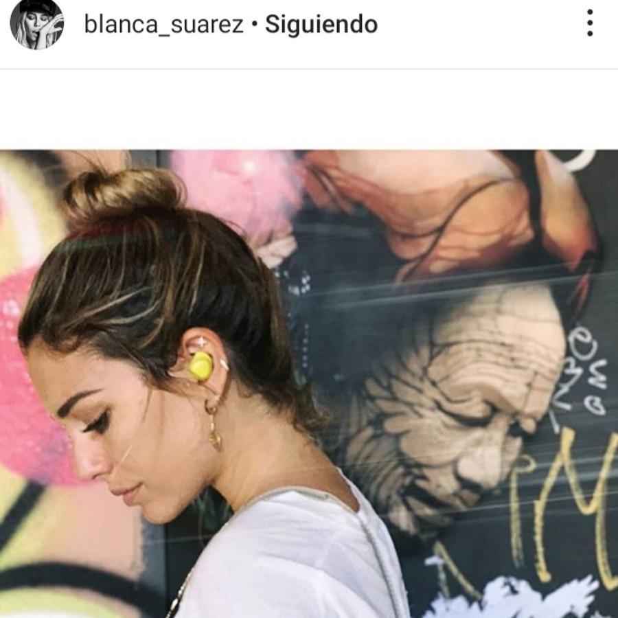 Si algo nos ha demostrado la actriz Blanca Suárez a lo largo de estos meses de verano, es que su peinado favorito y del que no se separa es el clásico moño alto despeinado. Una opción súper cómoda, fresquita para el verano y además capaz de adaptarse a cualquier look.