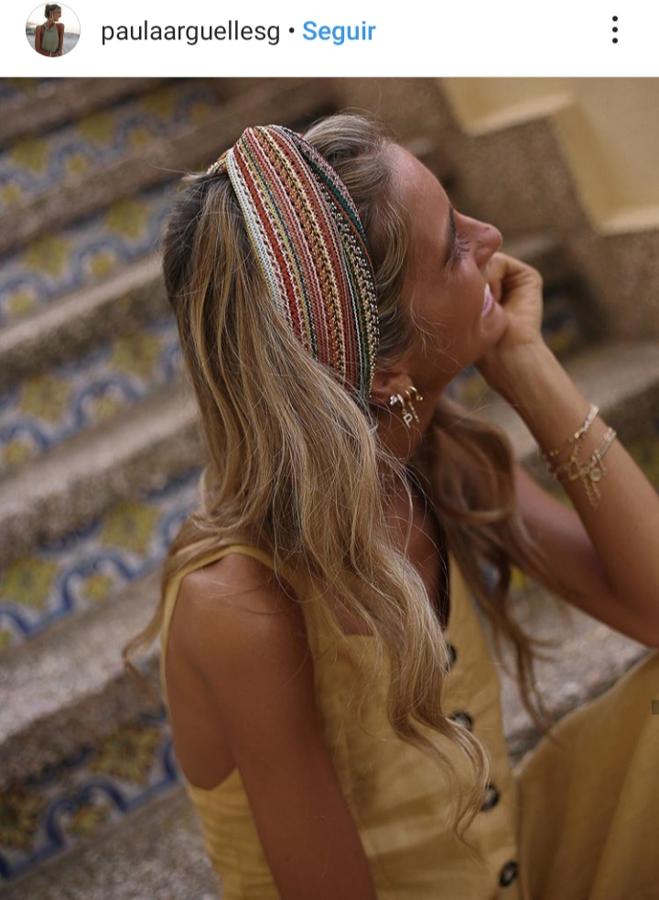 Paula Argüelles sabe que los complementos en el cabello pueden cambiar radicalmente cualquier look. Por eso en verano, además de los pasadores con conchas de los que no se separa, tampoco renuncia a las clásicas bandanas y cuanto más coloridas ¡mejor!
