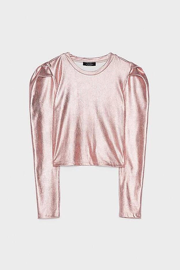 Este top metalizado de Bershka cuesta 24,99 euros.