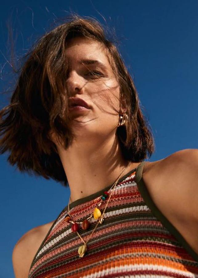 En Mango tienen la versión de los collare de conchas pero de color. Otro must que hay que incluir en nuestro joyero de playa. Cuesta 12,99 euros.