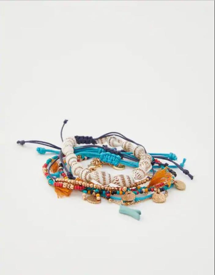 Cómoo nos gusta llenarnos la muñeca de pulseras en verano. Y más aún a las infleuncers. Si te quieres parecer a ellas no dejes de hacerte con un pack de pulseras que combine algunas de hilo con otras de metal.  Este es de Pull & Bear : cuesta 7,99 euros.