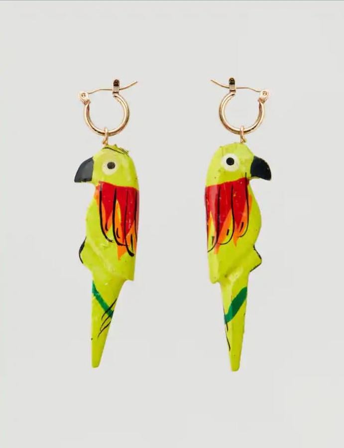 Lo que llama la atención de un estilismo es el factor sorpresa, el toque diferente. Y serás la reina del chiringuito si apuestas por unos pendientes originales. Estos de pájaro de Pull&Bear nos han robado el corazón.  Son de madera y no pesan nada. Cuestan 4,99 euros .