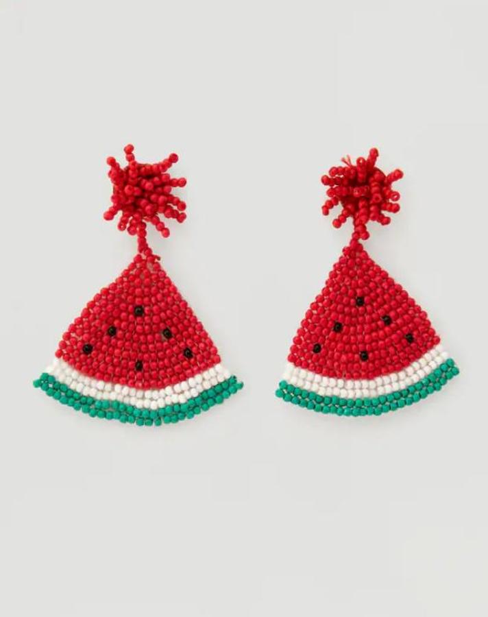 Si estás buscando un toque fresco, unos pendientes o collaes con frutas te lo darán. Quedan ideales con un bañador negro y resaltarán tu bronceado. Estos son de  Pull & Bear y cuestan 5,99 euros . Un dato a tener en cuenta: no pesan nada.