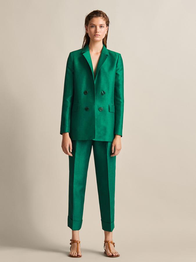 Unos vaqueros, una camisa blanca y una blazer. Para nosotras, es el mejor estilismo de otoño. Si además le metes un toque de color, consigues la excelencia. Esta blazer de Massimo Dutti nos ha cautivado con su tono verde brillante y ahora te puedes hacer con ella en las últimas rebajas por 79,95 euros.