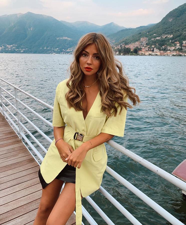 Esta americana de manga corta amarilla fue una de las prendas que Aretha Fusté compartió y que más éxito tuvo. Nosotras buscamos  tres modelos low cost para copiársela .