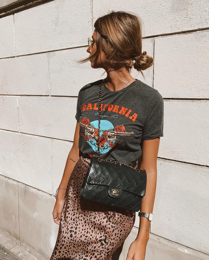 Aretha Fusté combinó esta falda satinada de estampado de leopardo con una camiseta de manga corta de Loavies y bolso de Chanel.