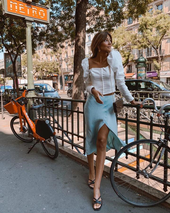 Aretha Fusté apostó por una de las grandes tendencias del verano con esta falda satinada en azul bebé de Zara. La conjuntó con este top de mangas abullonadas de Revolve y sandalias de Uterqüe.