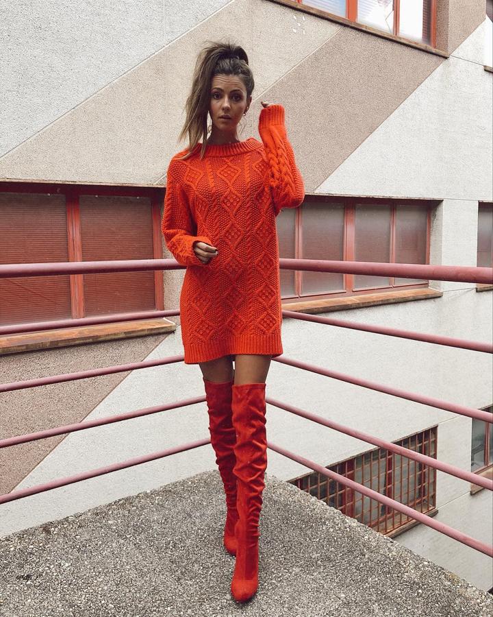 Aretha Fusté apostó por la fórmula ganadora de jersey largo más botas altas con este total look rojo de El Corte Inglés.