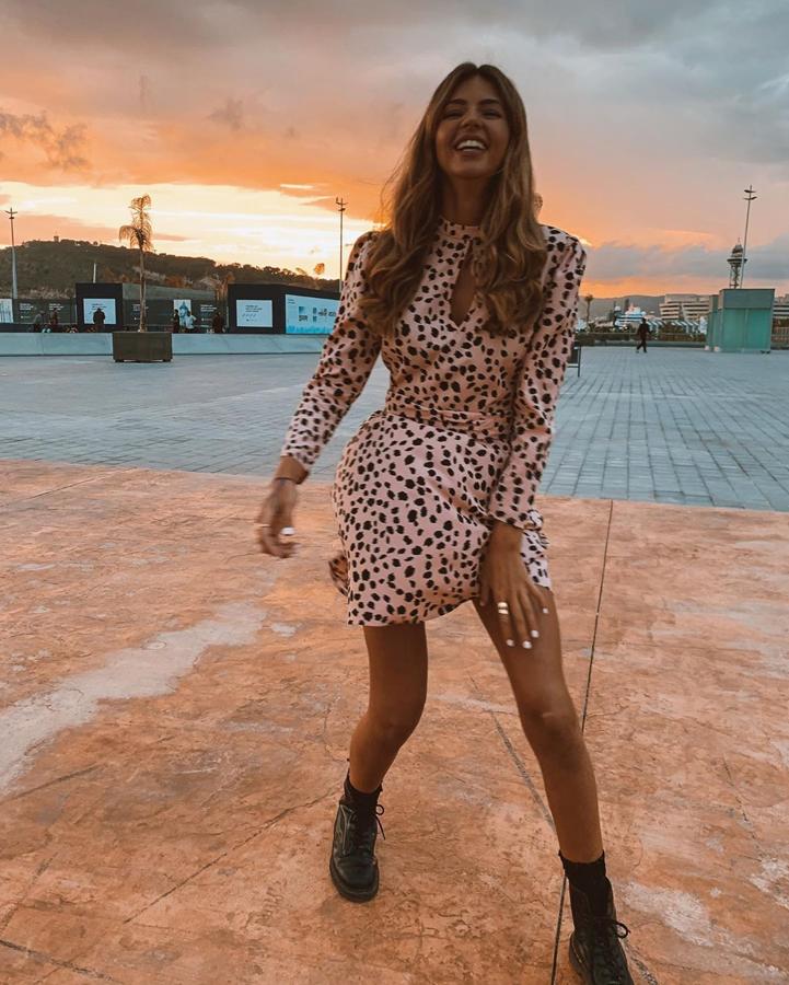 Aretha Fusté demostró que las botas militares también son para el verano al conjuntarlas con este vestido rosa empolvado y negro de Asos.