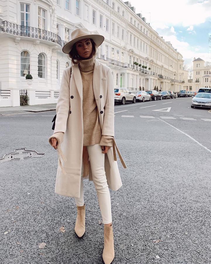 Este total look beige es uno de los mejores looks de Aretha Fusté. Nos encanta para ir ideal en invierno y ella escogió jersey de Zara, pantalones de Uterqüe y botines de & Other Stories.