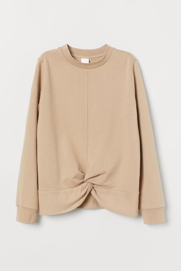 En color beige y con un toque fashion como el nudo delantero. Se ha quedado en 6,99 euros en H&M.