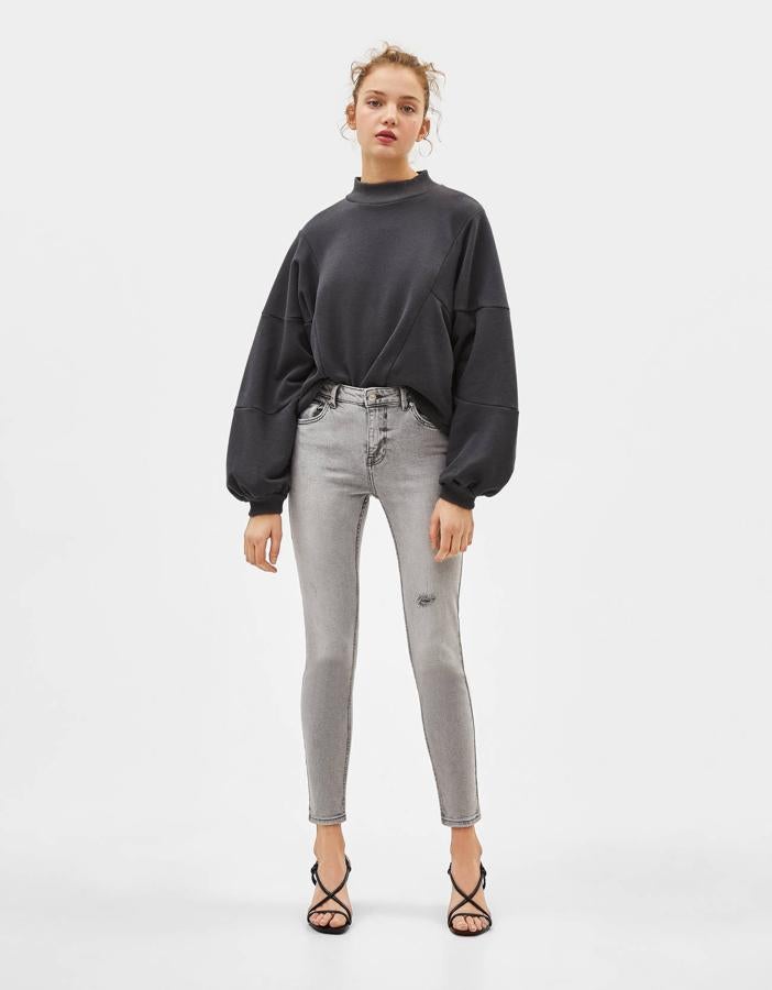 Tienes que tener unios en tu armario. O varios, porque si ya los tienes en azul, ahora es el mejor momento para hacerte con unos grises. Estos son de Bershka y cuestan, con las últimas rebajas, 9,99 euros.
