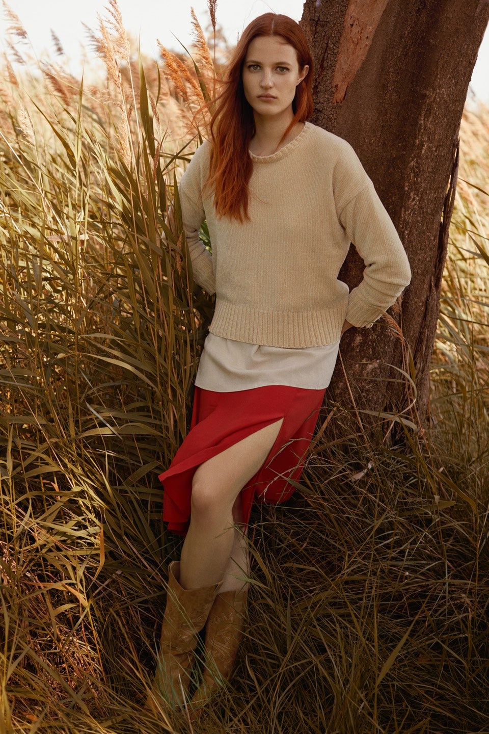 Jersey de chenilla: 12,99 euros. Camisa estampada: 10,99 euros. Falda en color rojo con abertura lateral: 15,99 euros. Todo en Lefties.