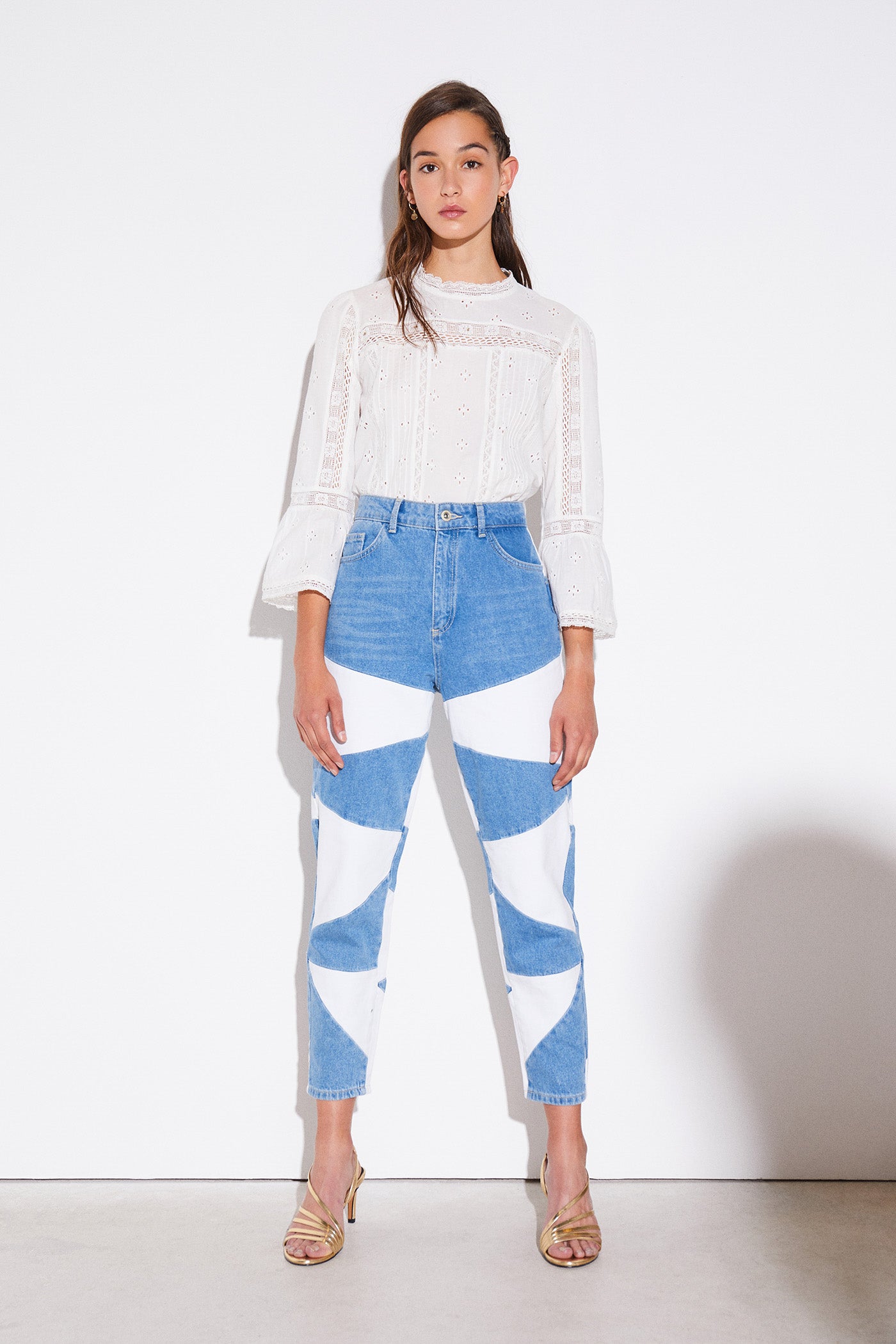 Camiseta lace tapes en color blanco: 19,99 euros. Jeans mum fit de Sfera: 39,99 euros.