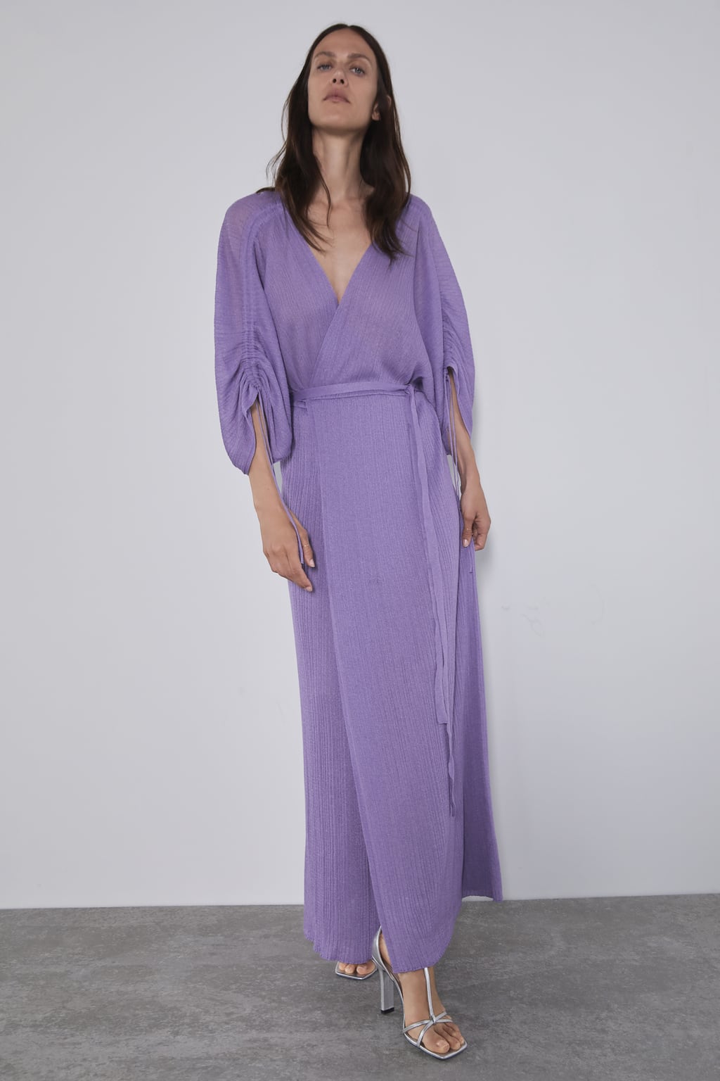 Vestido de punto con escote a pico en color lila de Zara: 39,95 euros.