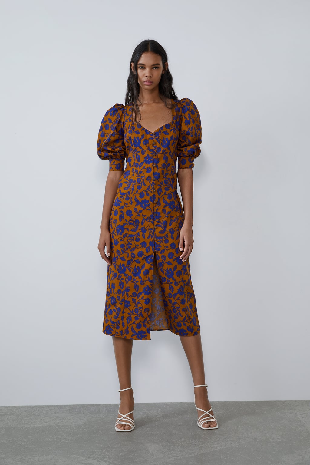 Vestido popelín estampado de Zara: 29,95 euros.