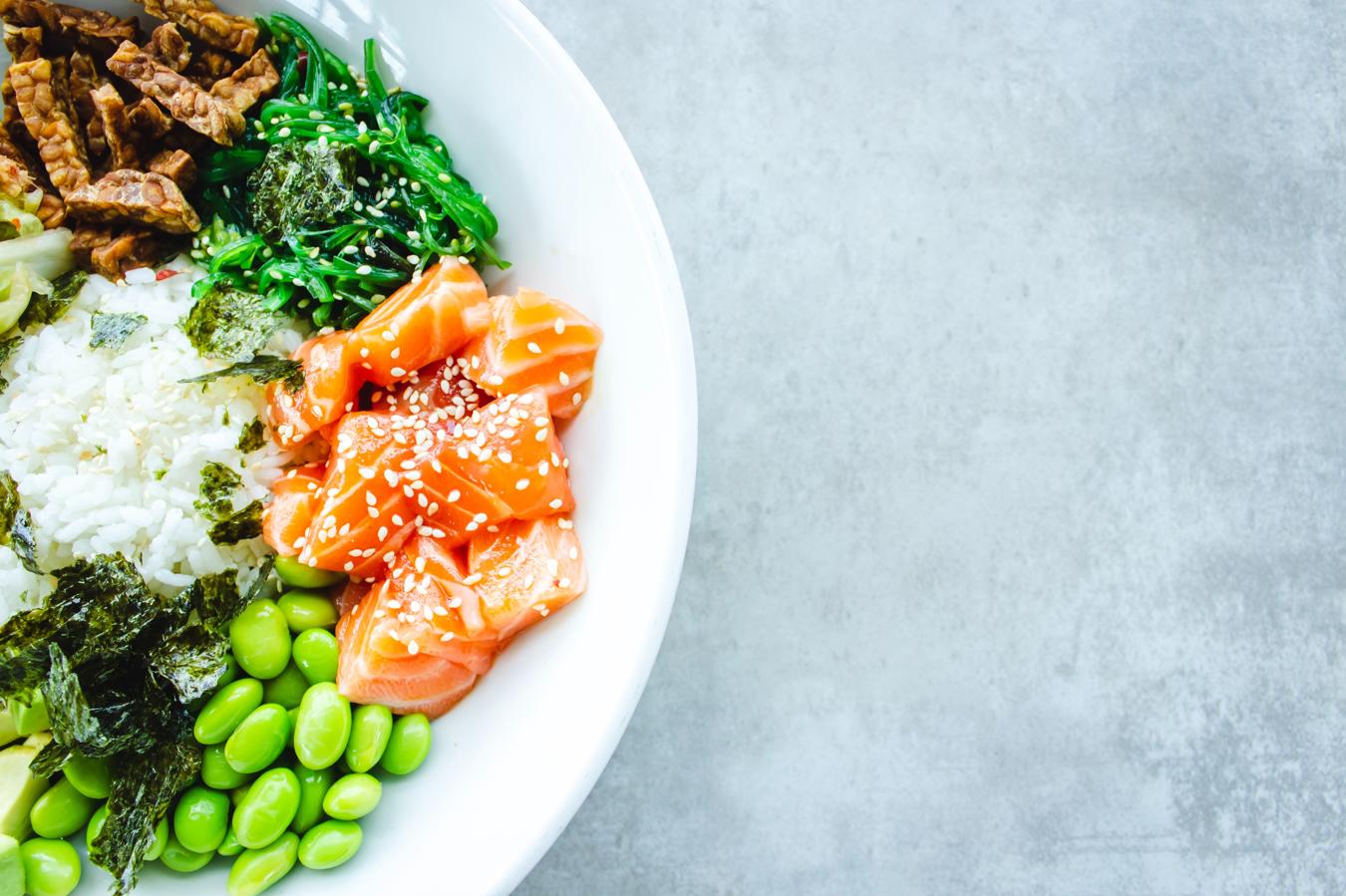 La  dieta eliminatoria  es perfecta si tienes intolerancia a algunos alimentos y malas digestines que te produce el hinchazón. Su propósito no es  adelgazar , sino que te sientas mejor, y consiste en eliminar de la dieta todos aquellos alimentos que no te sienten bien (como las frutas, verduras o lácteos), para ir poco a poco introduciéndolos de nuevo en el día a día, y que tu organismo genere una especie de detoxificación y tu estómago se recupere.