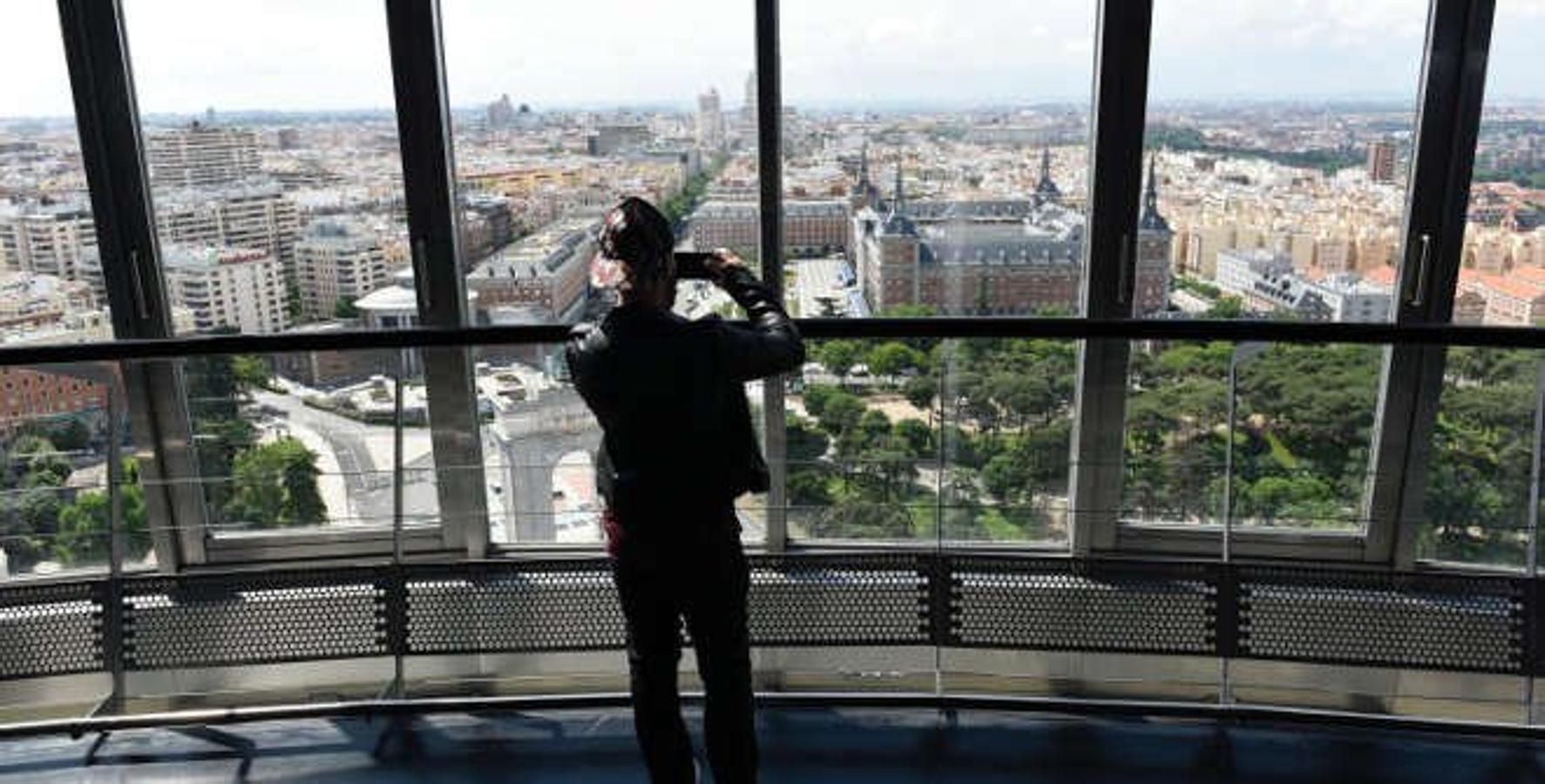 Por 3 euros y más alejado del centro, el Faro de Moncloa te da la oportunidad de disfrutar de la capital desde arriba gracias a sus 92 metros de altura.