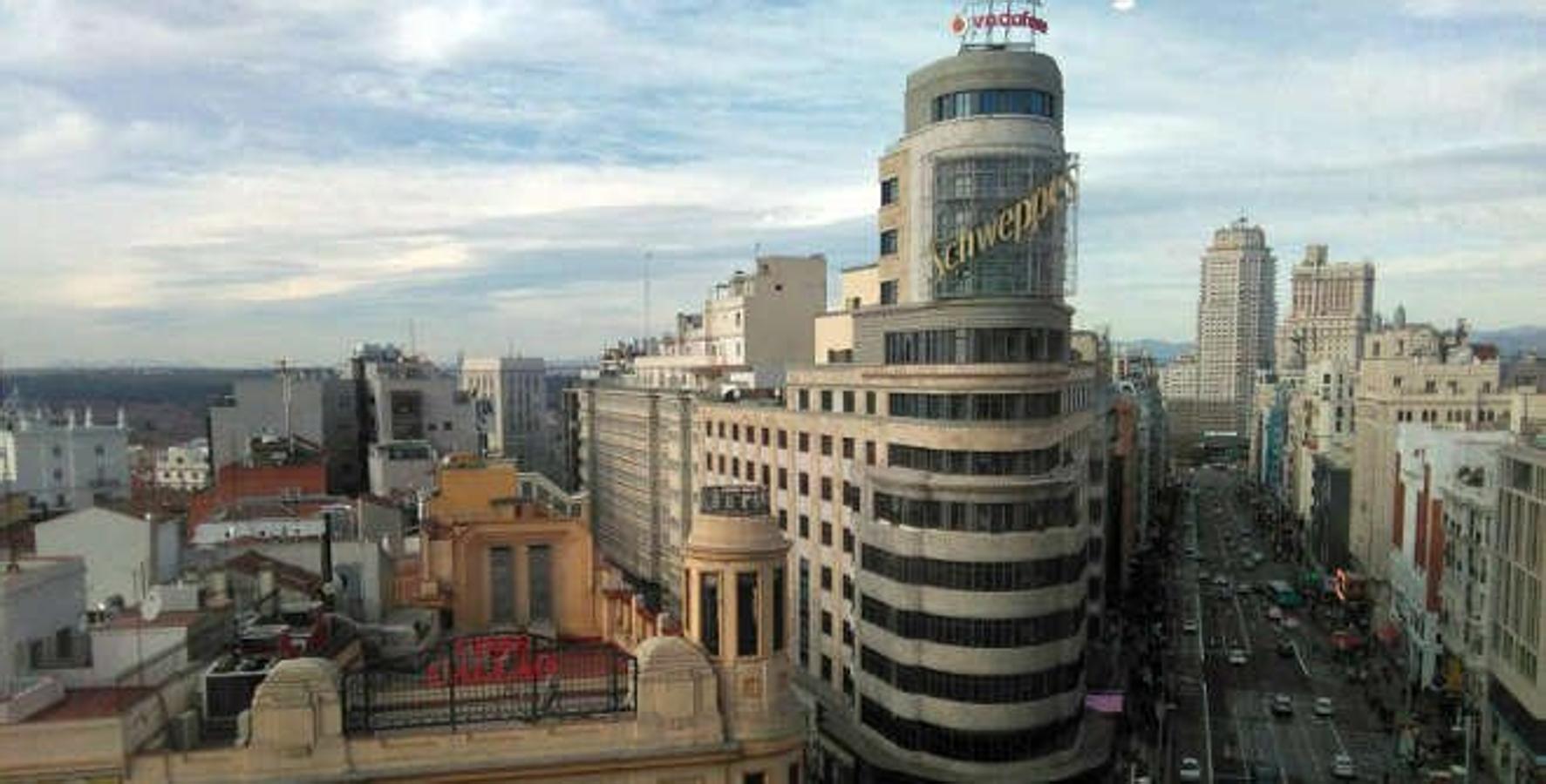 Este espacio se encuentra en la novena planta de El Corte Inglés de Callao. Aquí puedes ver desde las alturas el emblemático edificio de Schweppes y la Gran Vía de manera gratuita. Pero si lo prefieres, puedes aprovechar algunas de las diferentes experiencias gastronómicas que ofrece mientras disfrutas de sus maravillosas vistas.