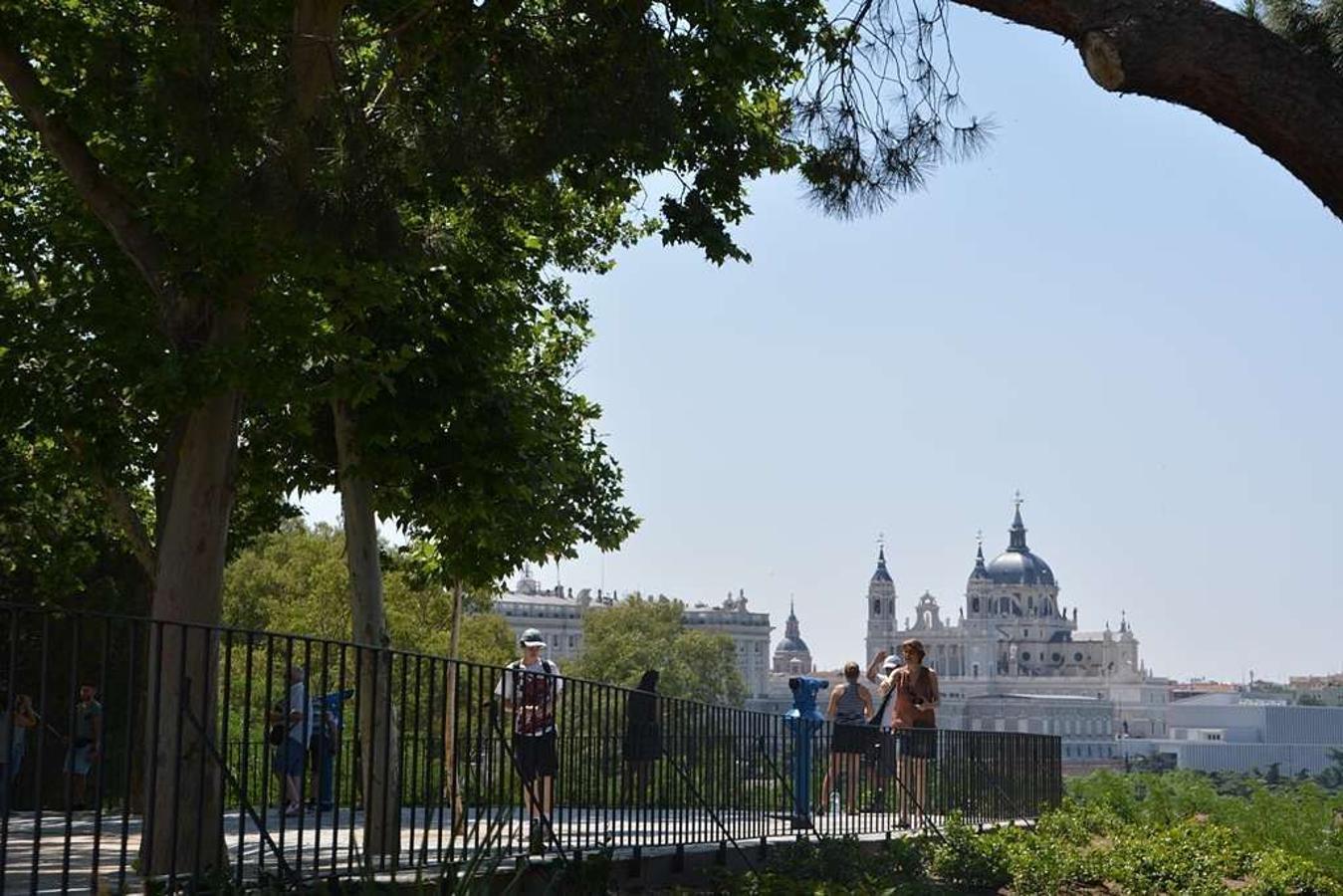 El Palacio Real, la Catedral de la Almudena y la Casa de Campo son los lugares que mejor se pueden ver desde la montaña de Príncipe Pío. Allí se encuentra el Templo de Debod, monumento de vista obligatoria de Madrid, y un mirador hacia el oeste del que puedes disfrutar completamente gratis.