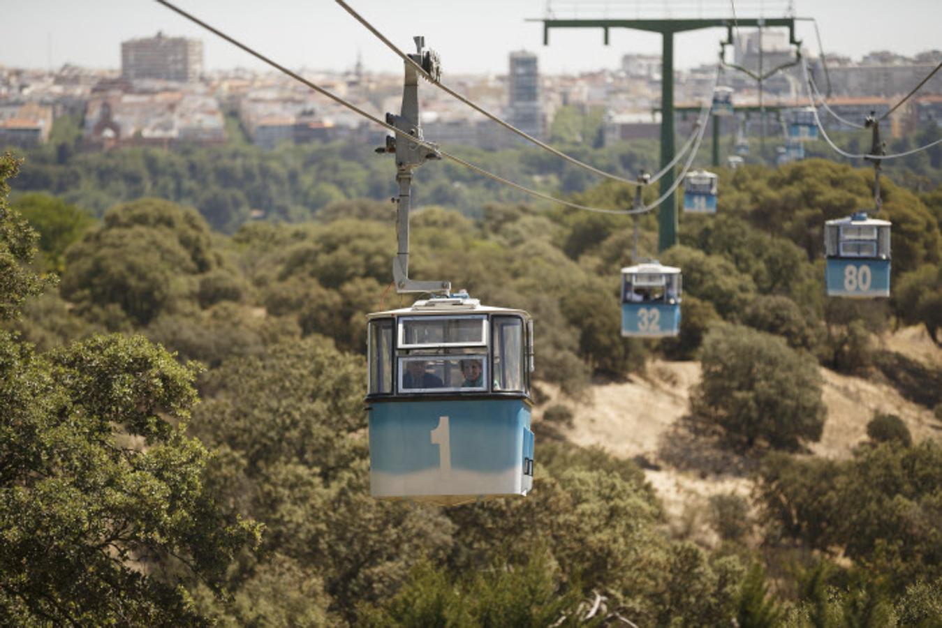 El billete de ida y vuelta cuesta 5,90 euros y el recorrido que hace el teleférico de Madrid ofrece unas vistas desde metros de alturas de, entre otros muchos lugares, la Torre de Madrid o el Edificio España. El trayecto va desde el Parque del Oeste hasta la Casa de Campo.
