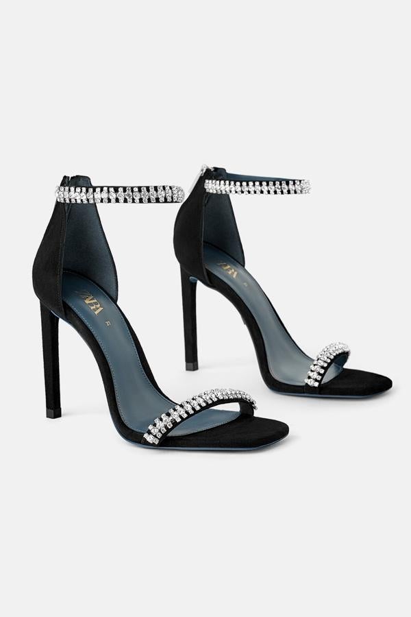 Podrían ser el último diseño de Saint Laurent. Hace mucho que no veíamos unas sandalias tan elegantes así que si tienes una boda en breve, no dudes en hacerte con ellas (89,95 euros).