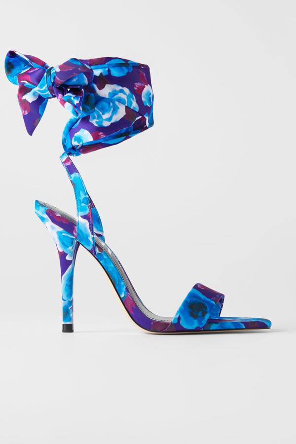 Este estampado nos tiene 'in love'. Incluso se parece mucho a uno de los vestidos de nueva colección de la firma,  que ya ha lucido Alba Díaz , y que de momento es el favorito de las influencers (39,95 euros).