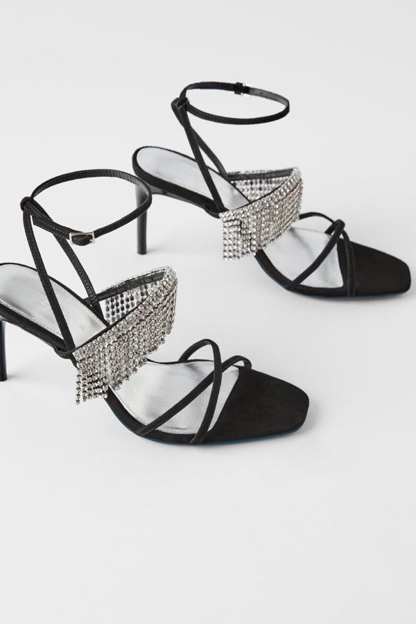 Volvemos al strass como adorno fundamental. Estas son un modelo para la noche con cortinilla de cristales en el frontal y tiras finas en negro (79,95 euros).