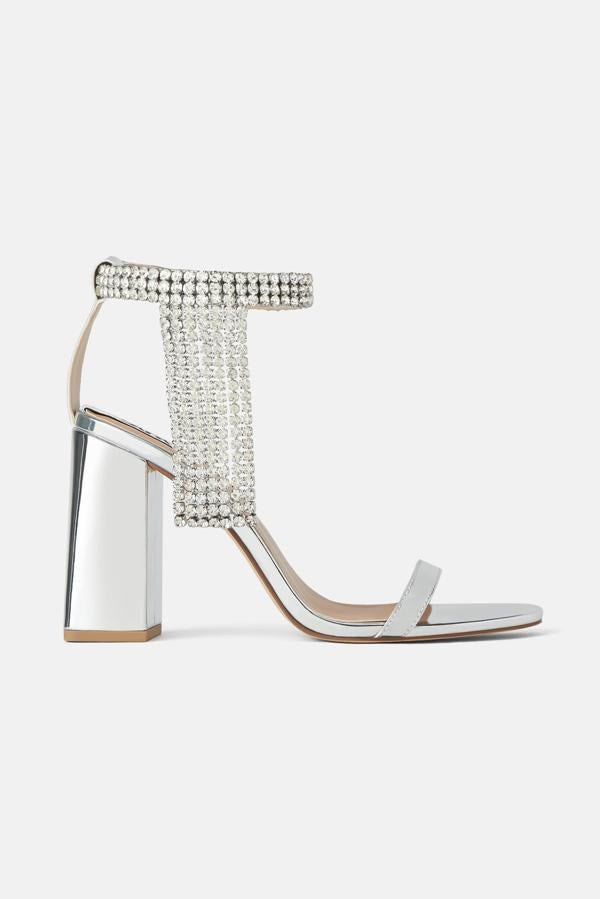 Los cristales brillantes se han adueñado de muchos de los modelos de la nueva colección de sandalias. En este caso, son el forma de cascada que sale de la tira del tobillo (59,95 euros).