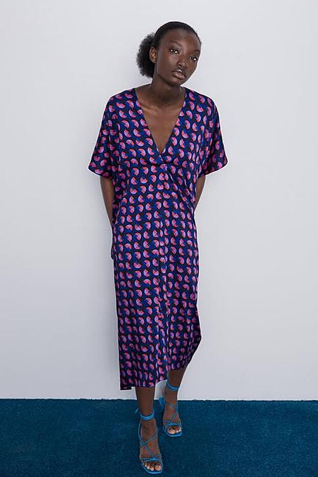 Vestido tipo kaftán de Zara (39,95 euros). Toñi Moreno ha demsotrado que es un modelo perfecto para un look premamá.