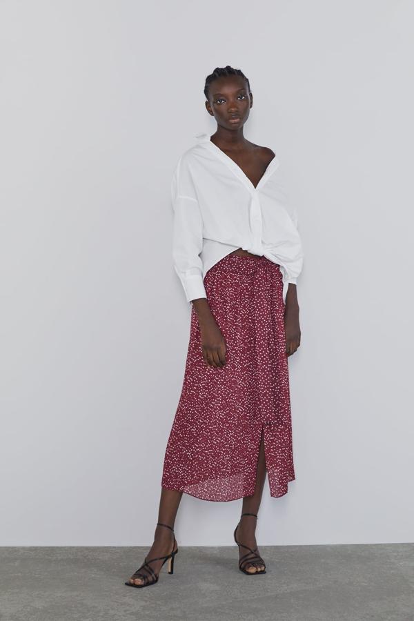 Falda plisada con cintura elástica, detalle de lazada, forro interior y cierre frontal con botones, 29,95 euros.