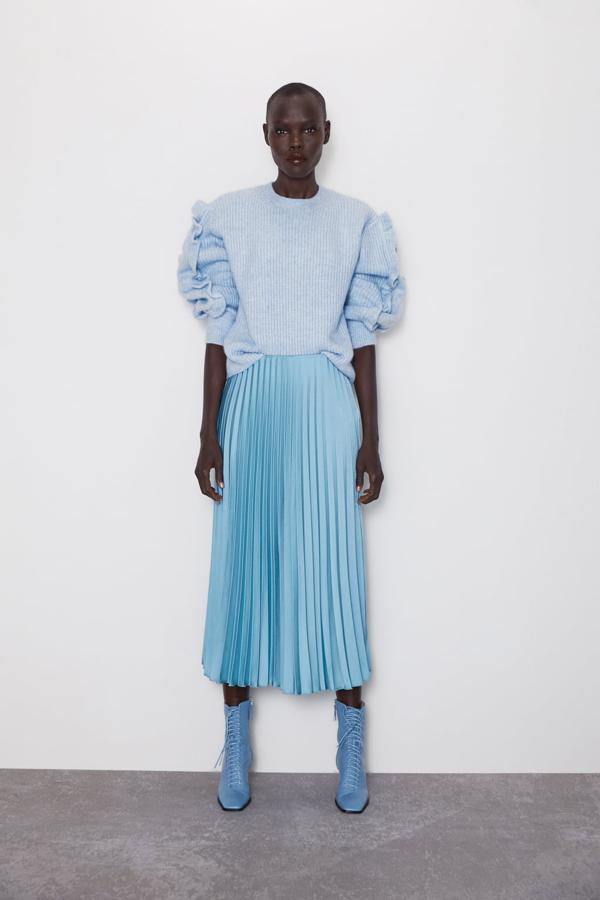 Falda plisada con cintura interior elástica y en color azul celeste satinado, 25,95 euros.