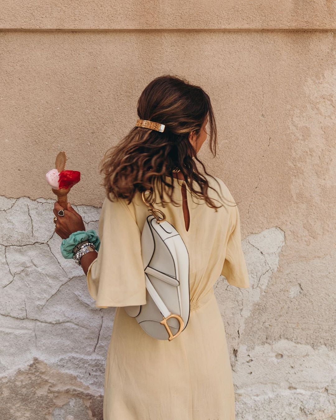 La influencer Sara Escudero es muy fan de los accesorios para el pelo y en su cuenta de Instagram podemos encontrar peinados como este que son una auténtica maravilla. No vas a tardar ni un minuto en colocar un pasador que recoja la mitad de la melena y así conseguir un look ultra favorecedor para ir a la playa.