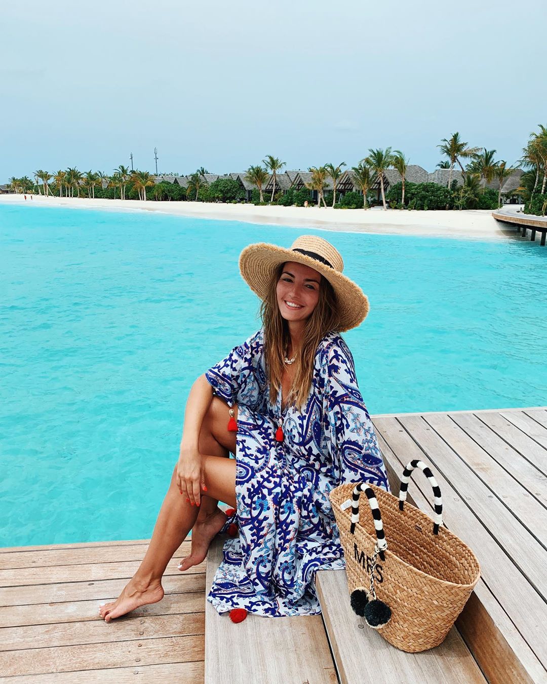 La mejor opción para llevar la melena suelta en la playa y disimular su aspecto encrespado dañado por el sol, la sal y el viento, es utilizar un sombrero como el de Alexandra Pereira. ¡Pura tendencia y estilo en pleno mar!