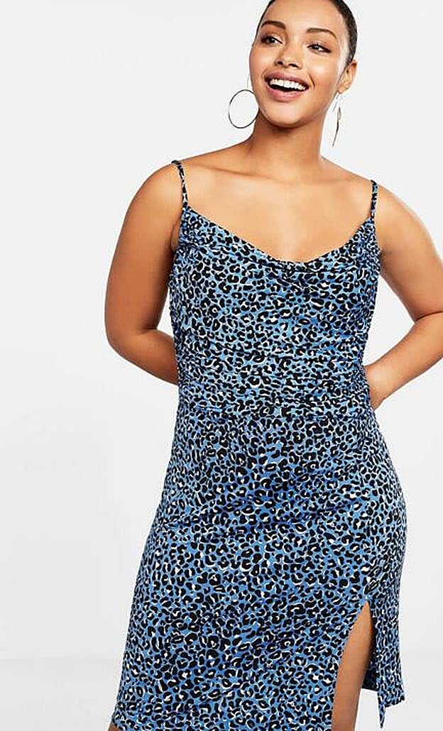 Incluye detalle con abertura en el bajo y largo midi.