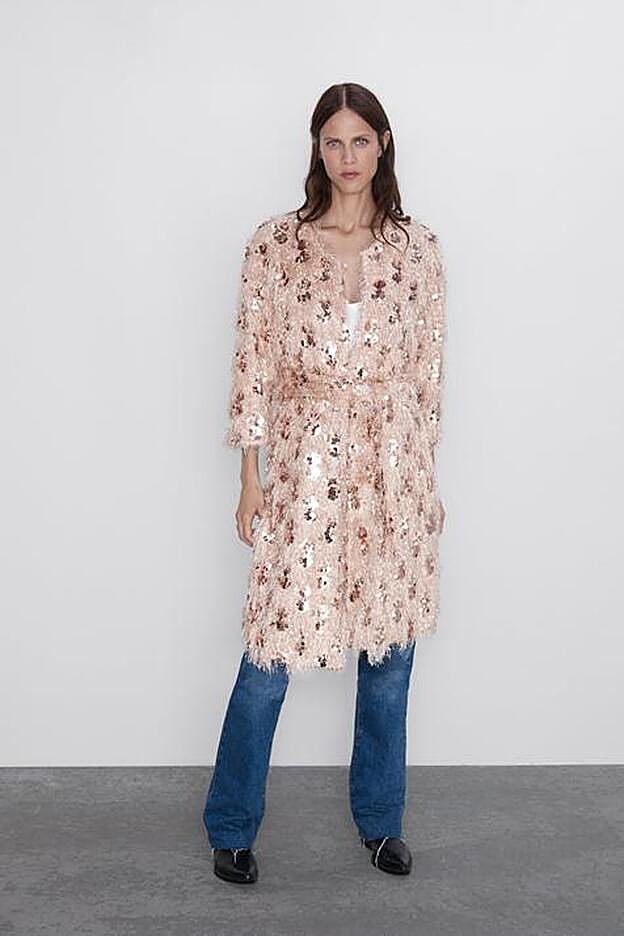 Chaqueta de flecos y lentejuelas con cinturón, de la nueva colección de Zara.