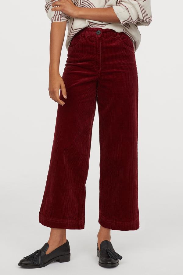 Sí, la pana llegó para quedarse y se reinventa en pantalones culotte como estos de H&M que están disponibles en varios colores (29,99 euros).