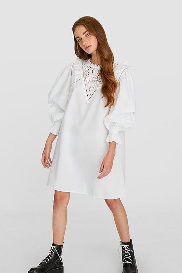 Vestido de popelíne n blanco, con mangas en volumen, de Stradivarius (29,99 euros).