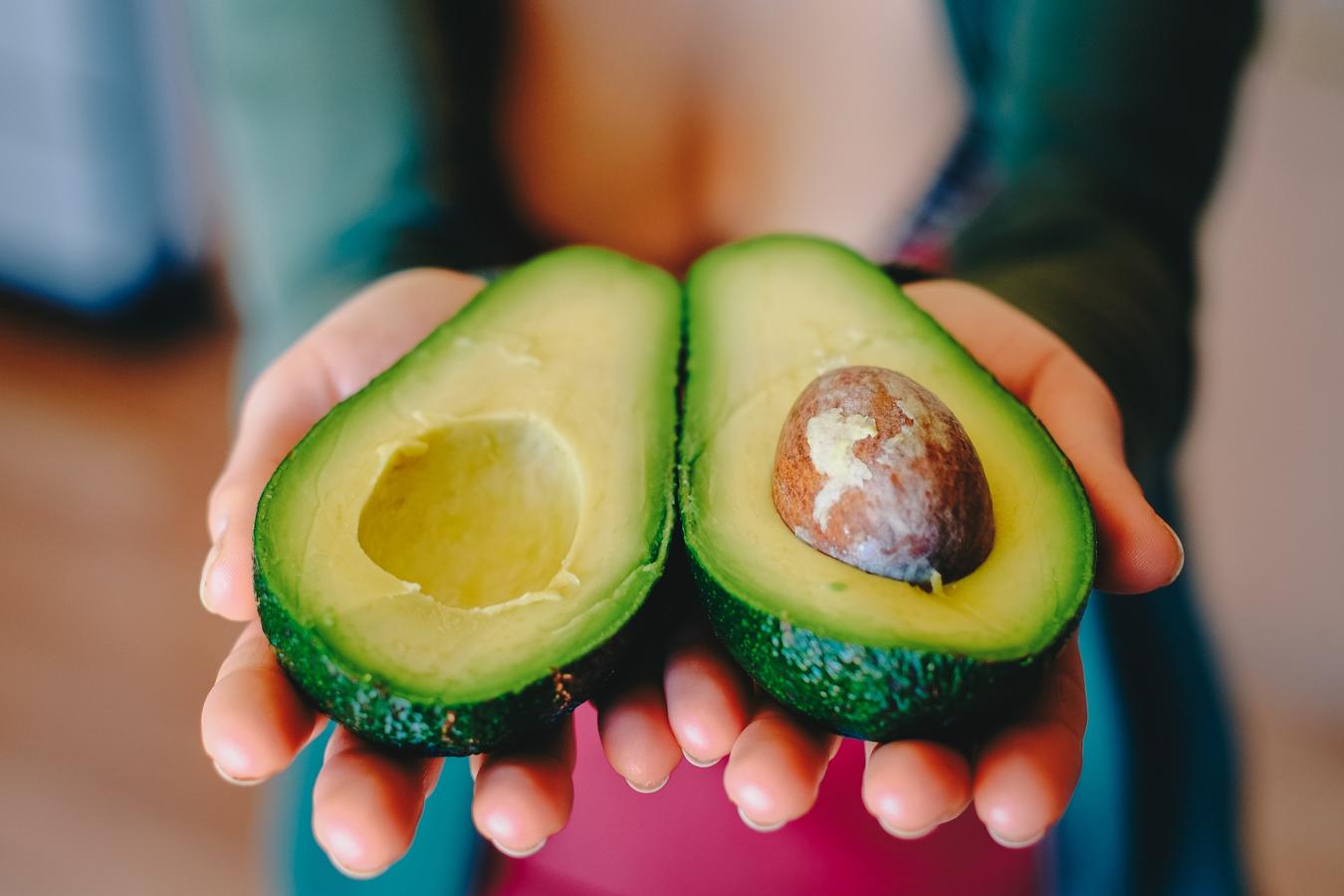 Los aguacates están llenos de vitaminas, minerales y otros elementos sanos como proteína y fibra, no es de extrañar que también contengan una alta dosis de biotina. Los aguacates proporcionan una buena porción de grasa saludable, así, como grasas monoinsaturadas y poliinsaturadas.