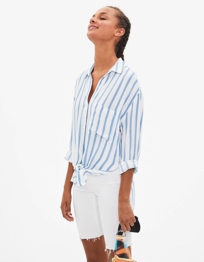 Un básico en tu armario para dar luz en los días oscuros del otoño. Esta camisa de rayas blancas y azules es ideal y ahora cuesta 16,09 euros.