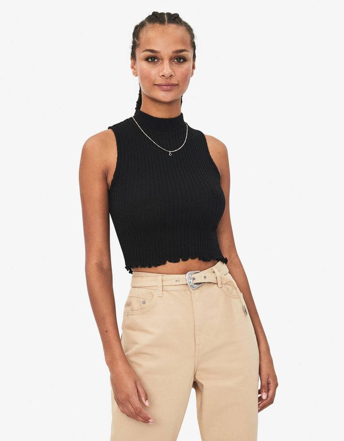 Este jersey sin mangas de canalé te va a solucionar más de un look de noche. Cuesta 9,09 euros y también lo hay disponible en blanco.