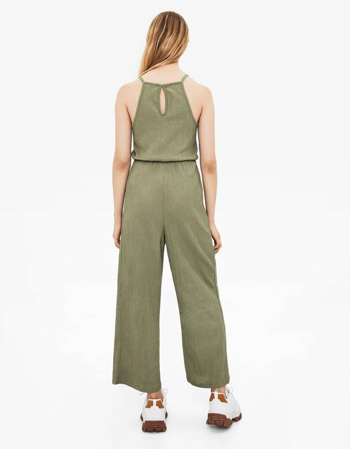 El caqui es uno de los colores que mejor combina y este mono largo también lo vas a poder utilizar en otoño con una camiseta de manga larga debajo y con sneakers. Está disponible por 13,99 euros y también lo hay de rayas blanco y negro.