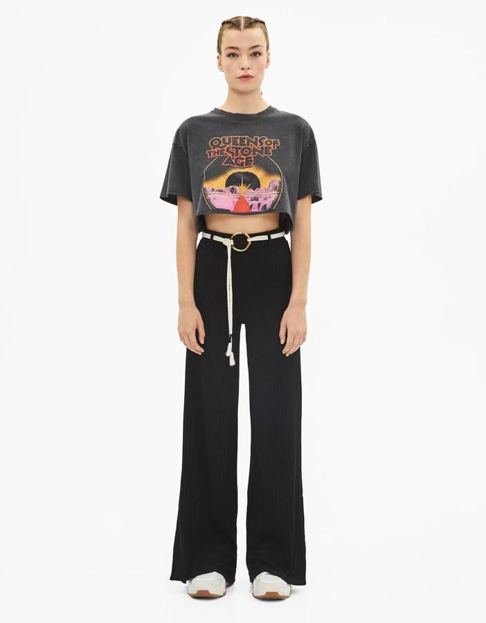 Los pantalones de campana llegaron la temporada pasada para quedarse y en Bershka ya hay algunos rebajados como estos negros por 16,09 euros.