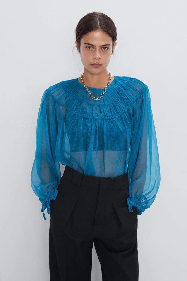 Blusa transparente con frunces en la parte de arriba de la nueva colección de Zara (19,95 euros).