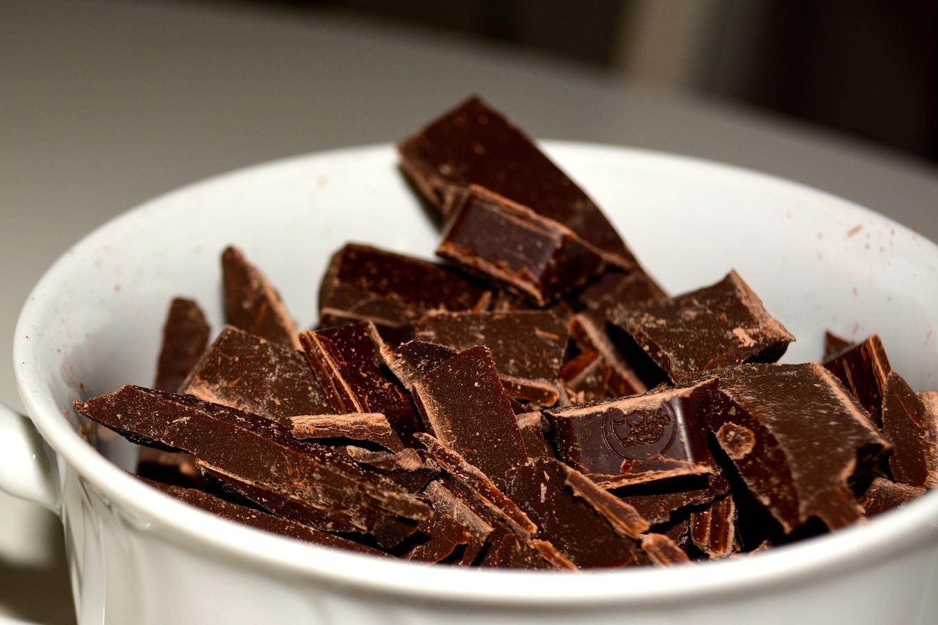El chocolate negro es una buena fuente de vitaminas del complejo b y aumenta la energía natural.
