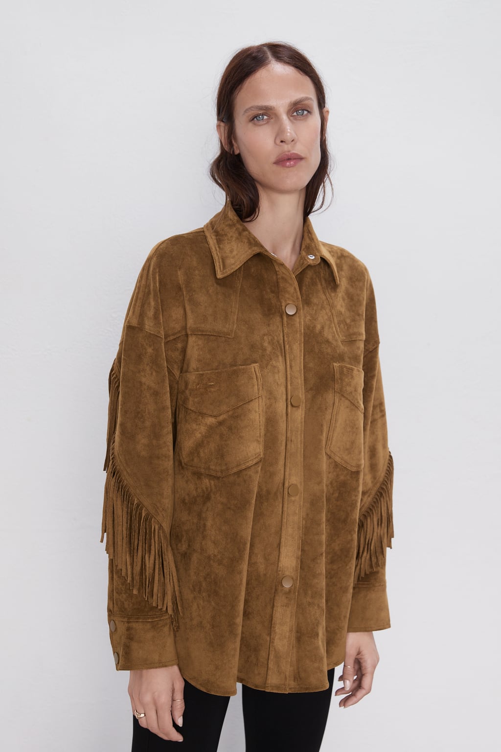 Sobrecamisa efecto ante con flecos para un look muy cowboy girl. (39,95 euros).