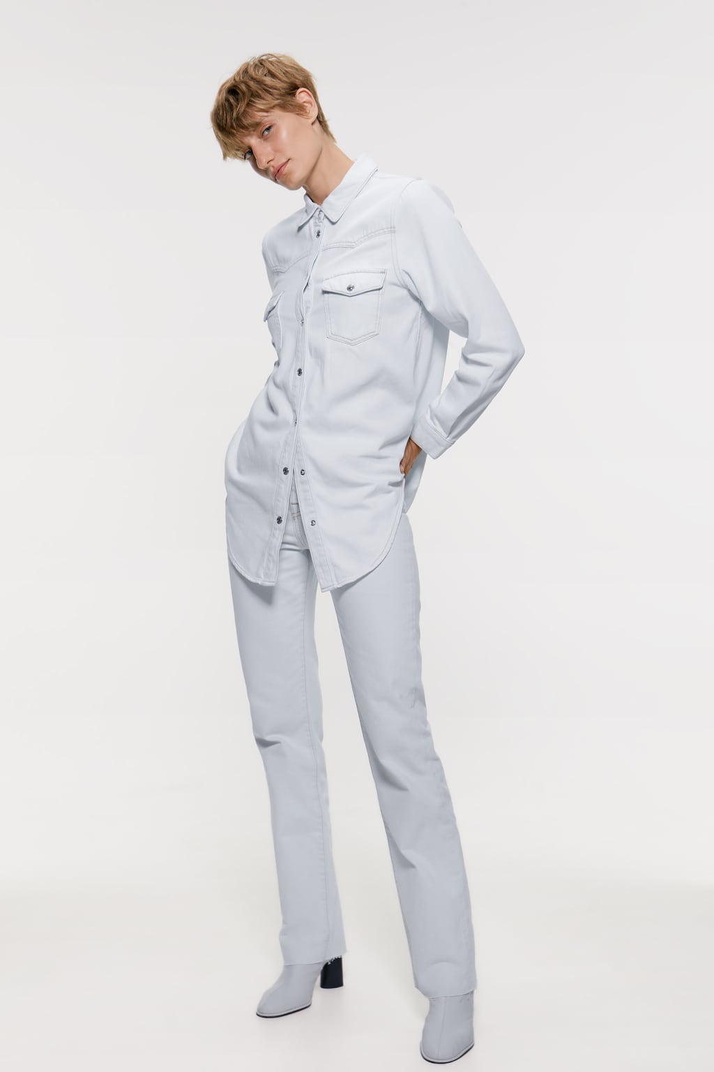 Sobrecamisa vaquera en tono blanco. ¡El denim nunca falla! (39,95 euros).