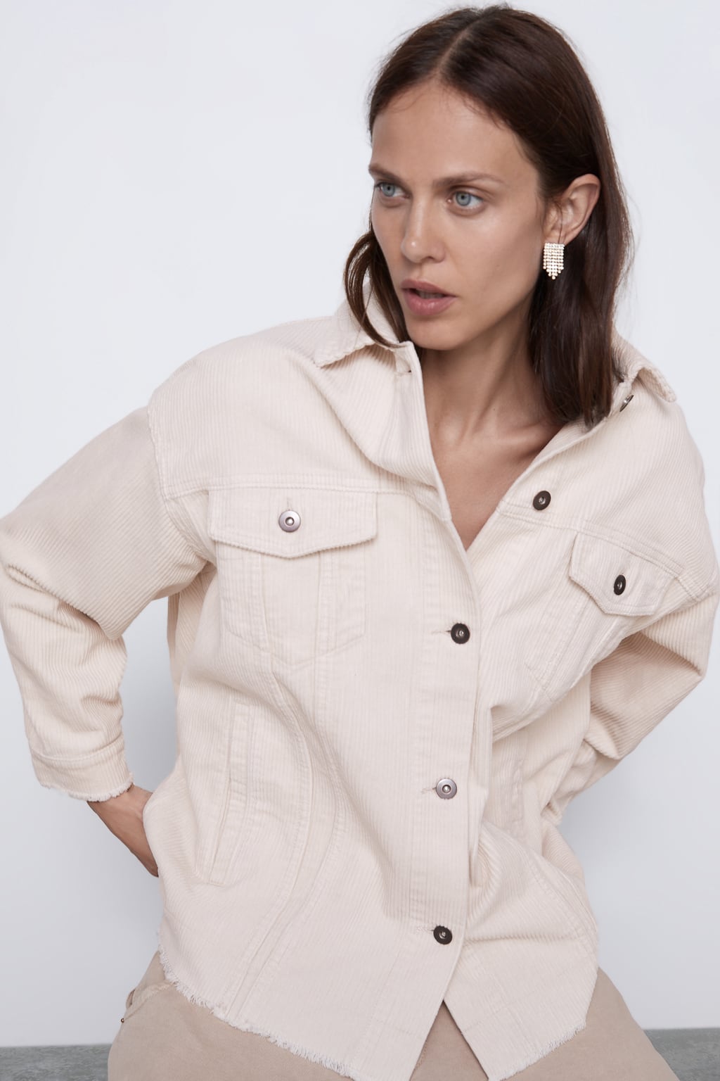Sobrecamisa de pana en tono blanco roto, uno de los tejidos estrella del otoño. ¡Adelántate a las tendencias! (29,95 euros).