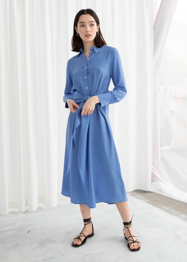 Vestido camisero con detalle de lazada en la parte delantera de la nueva colección de & Other Stories (99 euros).