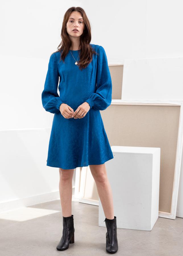 Vestido mini de tela brocada en azul petróleo de la nueva colección de & Other Stories (69 euros).